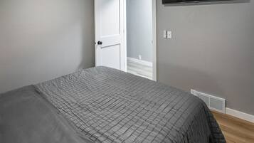 3 habitaciones, tabla de planchar con plancha y cuna de viaje