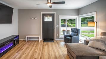 Smart TV, fireplace