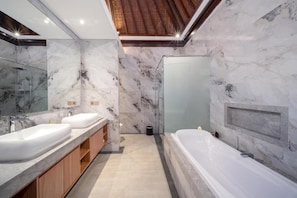 Amenidades de baño gratuitas, toallas, jabón, shampoo