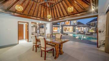 Villa, balcon, vue mer | Salle à manger