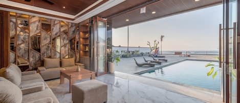 Villa, balcón, vista al mar | Área de sala de estar | Televisión LCD de 36 pulgadas con canales digitales