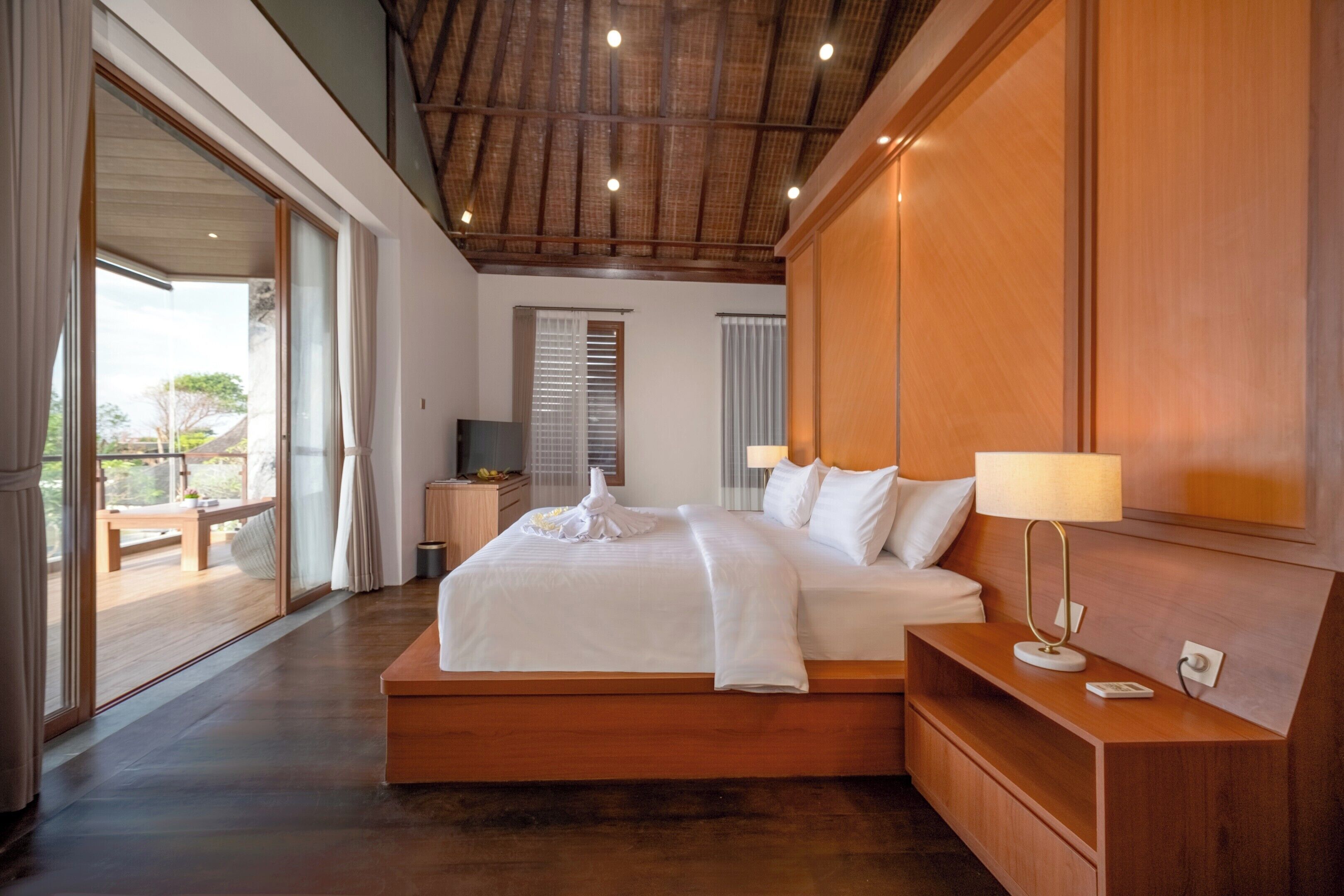 Villa, 5 habitaciones, balcón, vista al mar | Caja de seguridad en la habitación y escritorio 