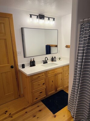 Bathroom - Spacious Alpine Cabin, Sleeps 16, Game & movie room (Alpine)