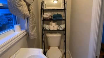 Bruser, hårtørrer, håndklæder, Toiletpapir