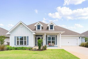 Exterior - 5BR Retreat | Salt Pool, Fire Pit, Game/Movie Rm* Sleeps 15 (Gulf Breeze)