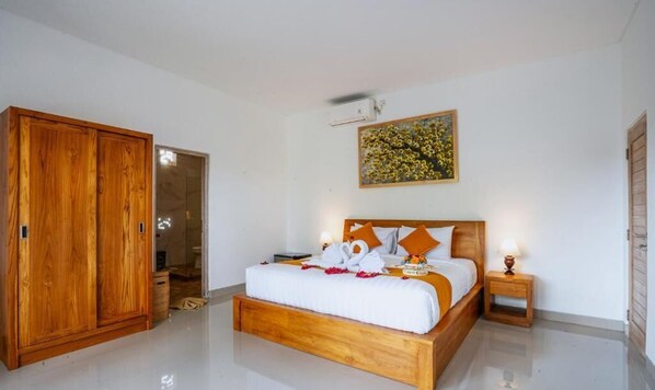 Quarto casal luxo, sacada, vista para a piscina | Cofres nos quartos, cortinas blackout, quartos à prova de som