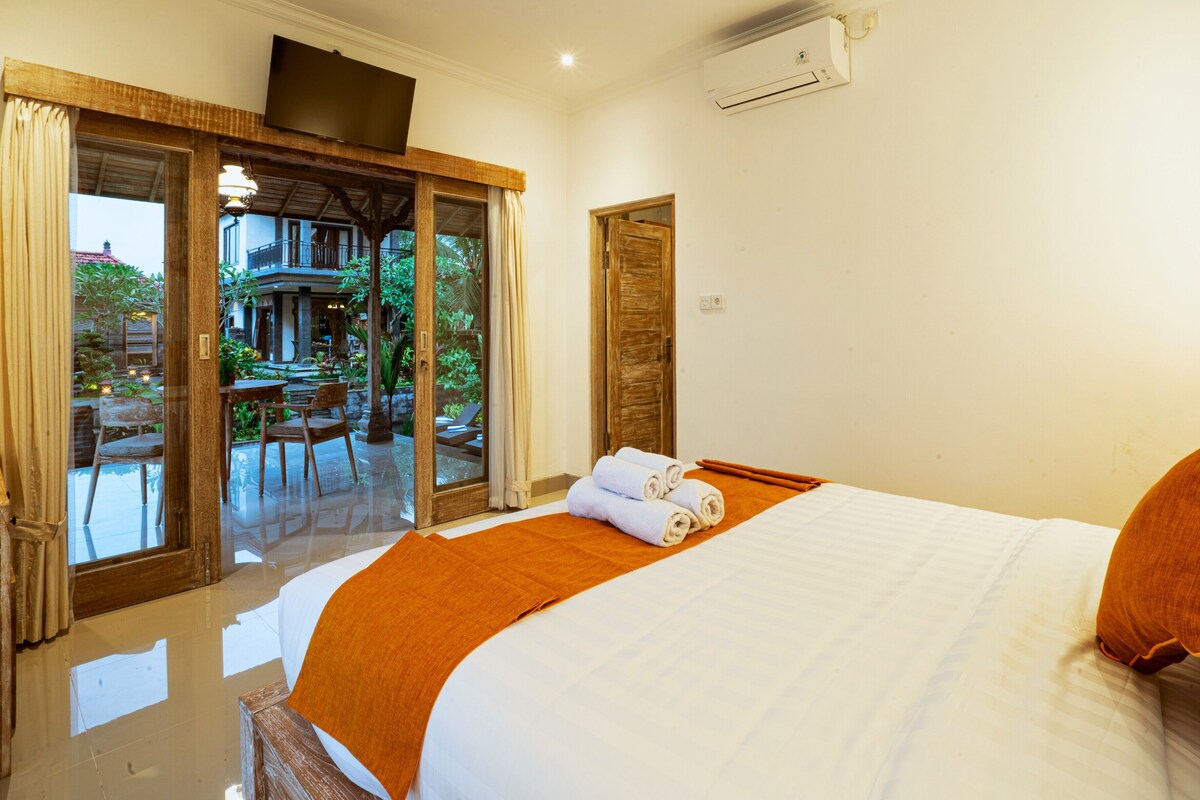 Quarto casal superior, sacada, vista para a piscina | Cofres nos quartos, cortinas blackout, quartos à prova de som