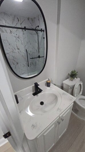 Regadera y papel de baño 