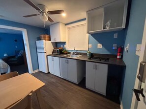 Private kitchen - Private Serenity Cottage • Parking • Washer/Dryer (Charleston)