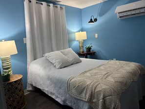 1 bedroom, iron/ironing board, WiFi, bed sheets - Private Serenity Cottage • Parking • Washer/Dryer (Charleston)