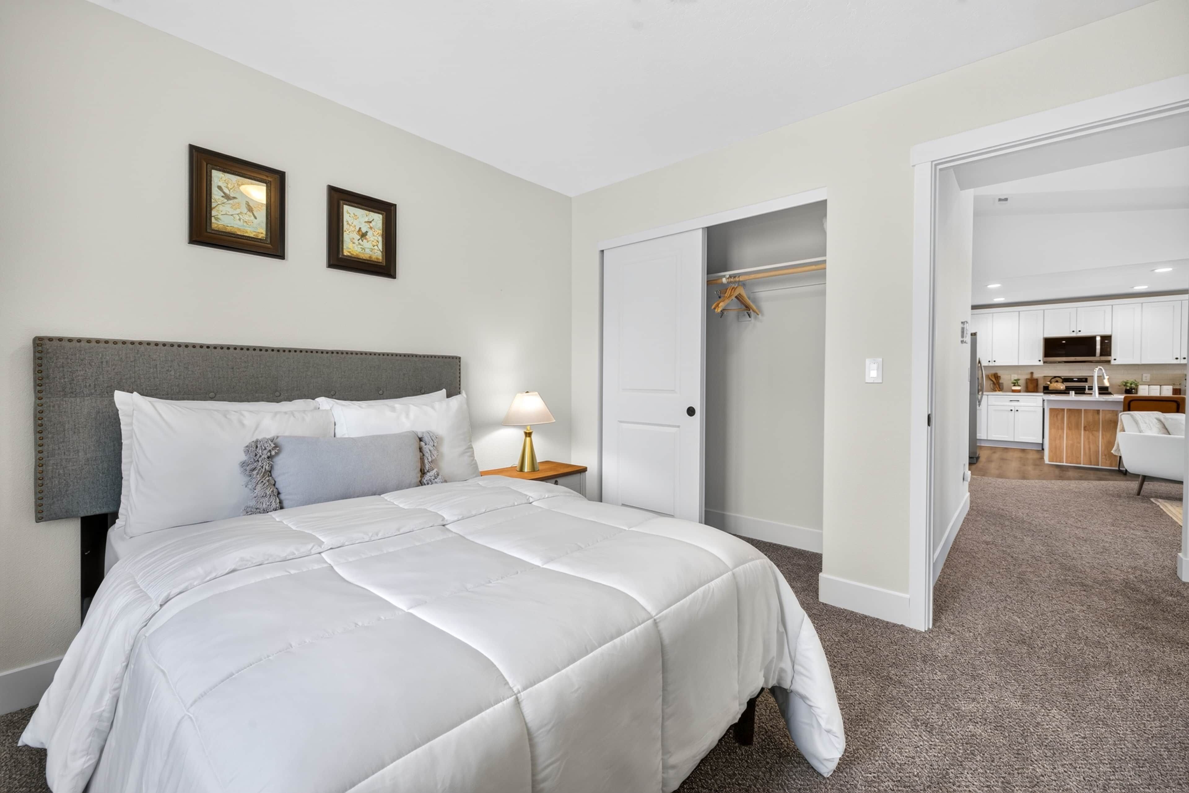 3 habitaciones, escritorio, tabla de planchar con plancha y wifi gratis 