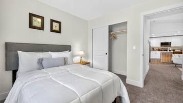 3 habitaciones, escritorio, tabla de planchar con plancha y wifi gratis