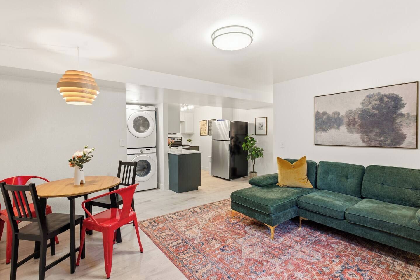 Un apartamento moderno con comedor, cocina y sala de estar.