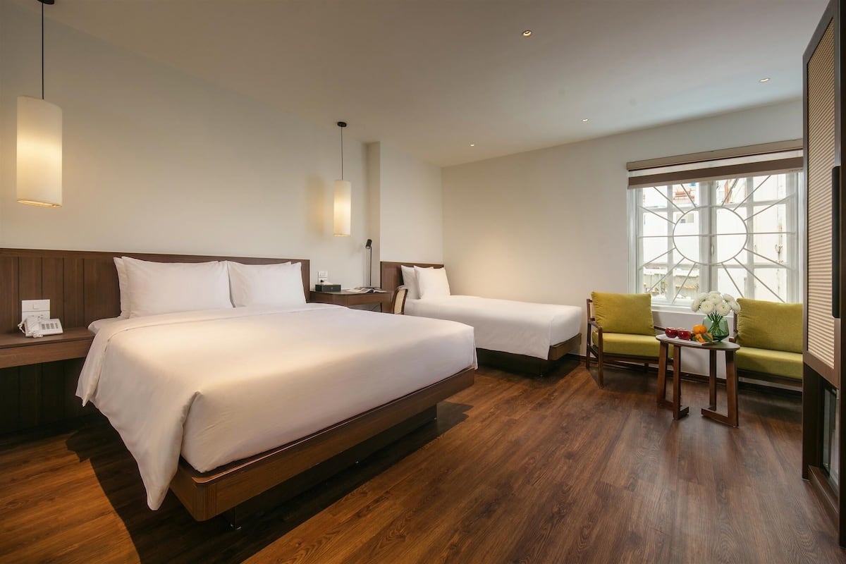 Phòng 3 Cao cấp, quang cảnh thành phố | Minibar với thức ăn, đồ uống miễn phí, két bảo mật tại phòng, bàn 