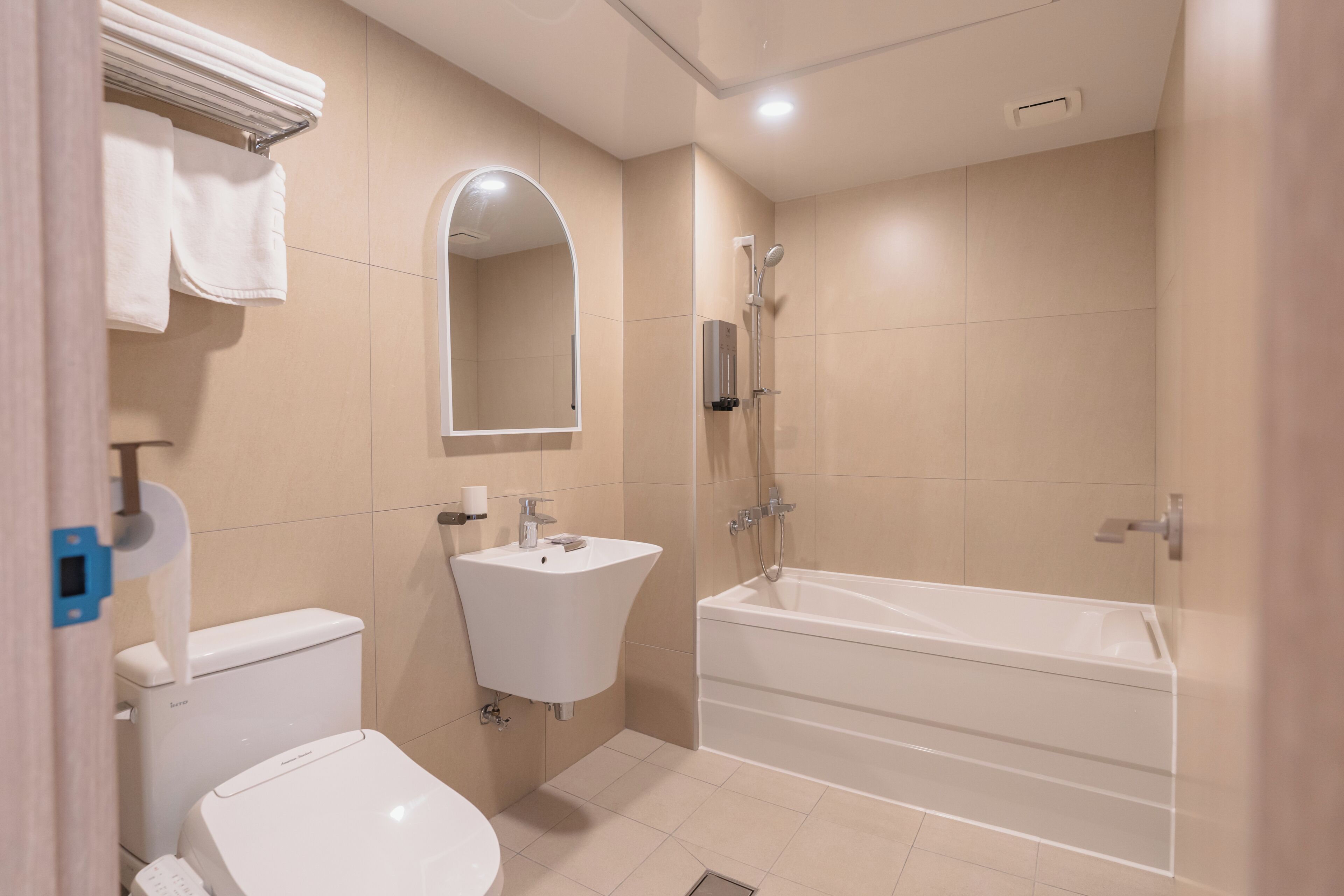 Habitación de lujo | Baño | Secadora de cabello, toallas, jabón, shampoo 