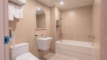 Habitación de lujo | Baño | Secadora de cabello, toallas, jabón, shampoo