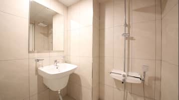 Doppelzimmer | Badezimmer | Haartrockner, Handtücher, Seife, Shampoo