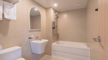Un baño moderno con inodoro, lavamanos y bañera.