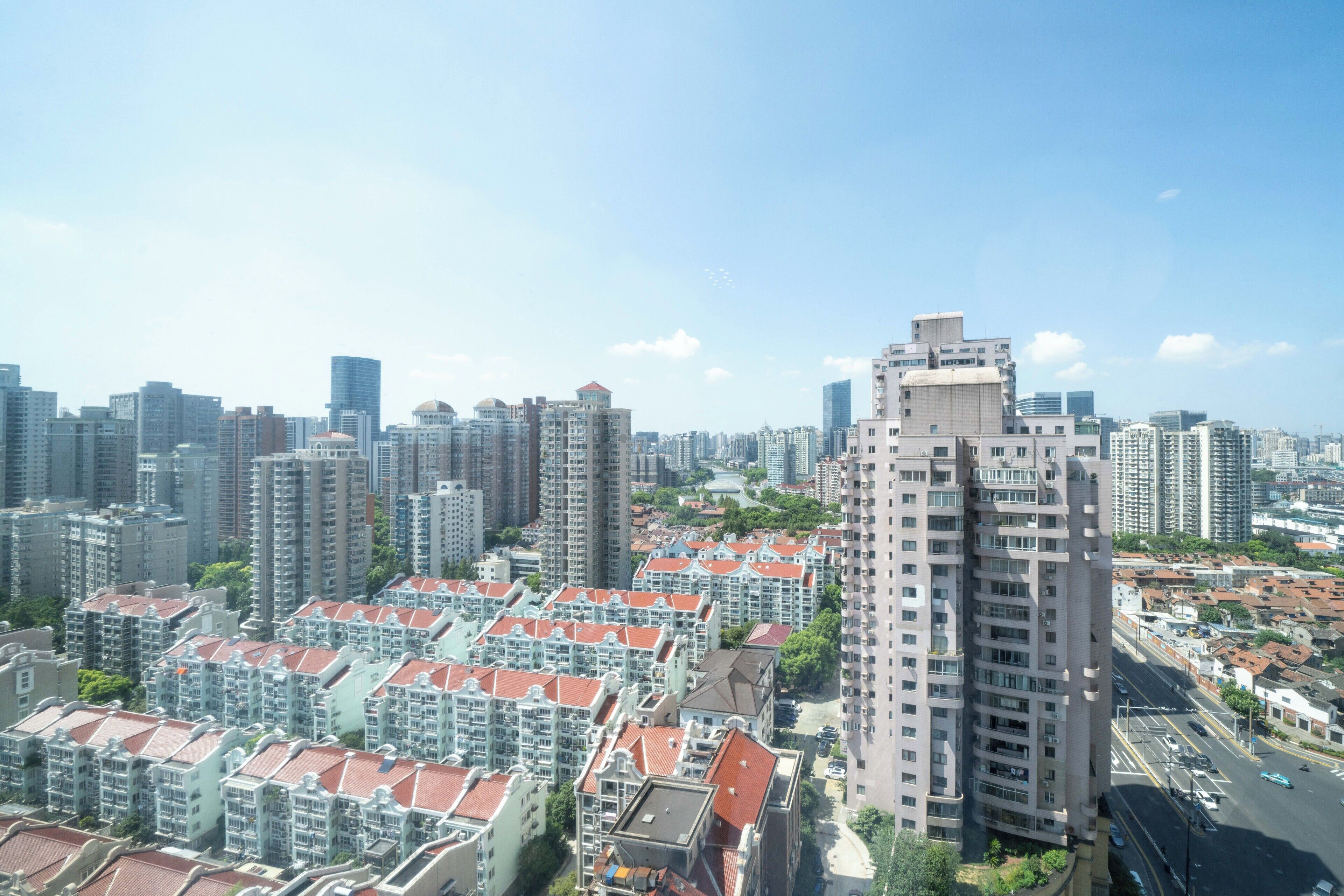 Un immeuble résidentiel de grande hauteur, doté de nombreux balcons et d’une architecture moderne.
