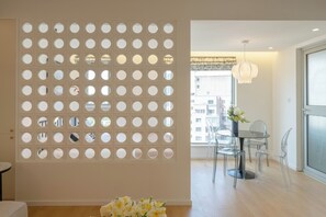 Panoramic Studio Suite, Multiple Beds, Kitchen, City View | Interior
