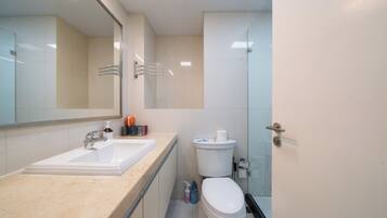 Panoramic Studio Suite, Berbilang Katil, Kitchen, City View | Bilik Mandi | Tuala disediakan, syampu, tisu tandas
