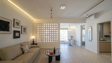 Panoramic Studio Suite, Berbilang Katil, Kitchen, City View | Ruang tamu