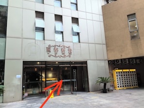 A building with a sign that reads "Mingda New City".
