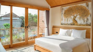 Un dormitorio con una cama grande, un ventanal corredero que da a un patio y un cuadro colgado en la pared con un árbol.