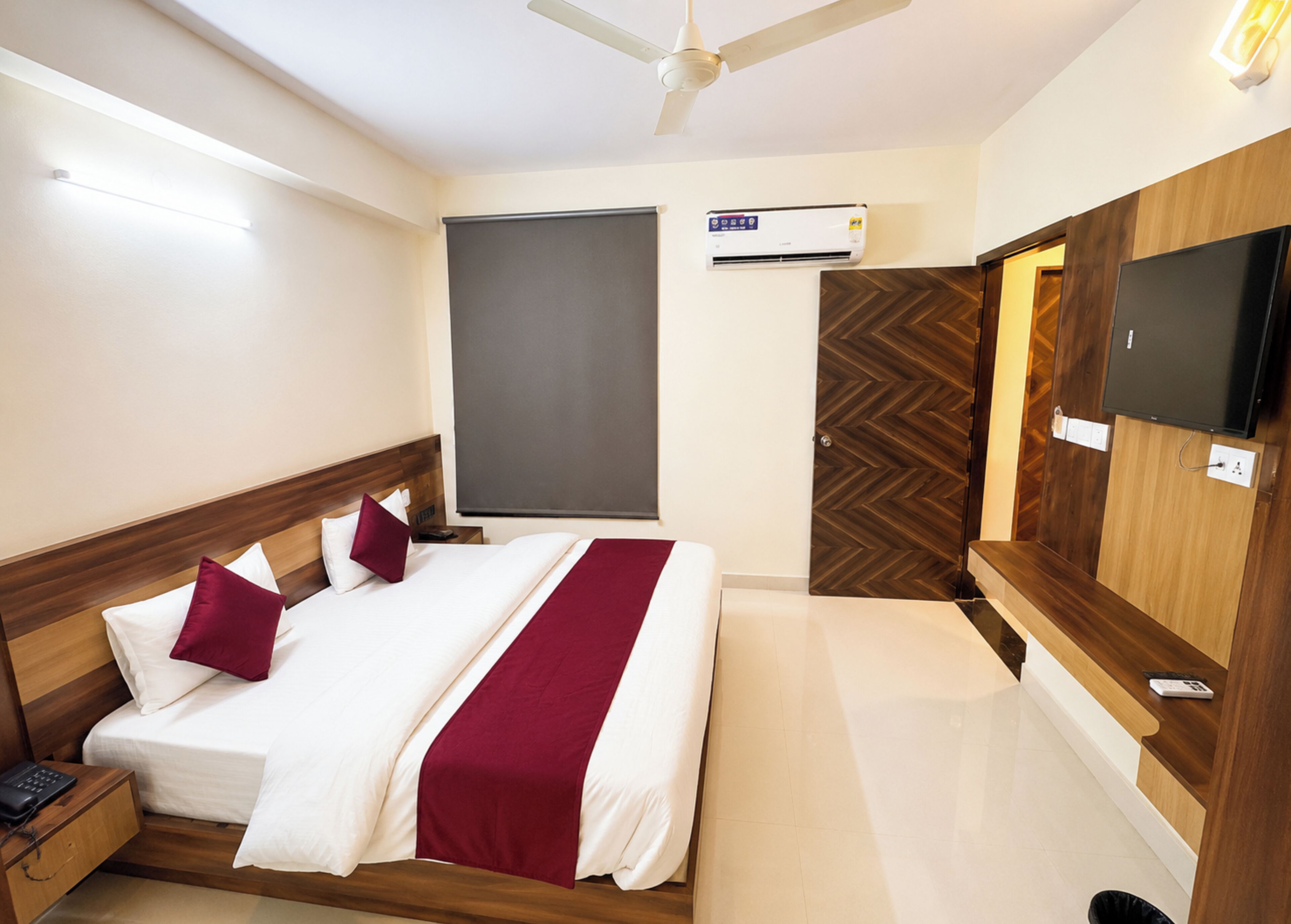 Superior Double Room, Air conditioning | Hypo-allergenic bedding, desk, soundproofing, free WiFi