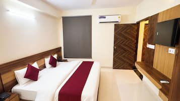 Superior Double Room, Air conditioning | Hypo-allergenic bedding, desk, soundproofing, free WiFi