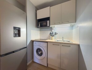 Kühlschrank, Kochgeschirr/Geschirr/Besteck