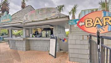 A beach bar with a sign indicating a gift shop to the left.