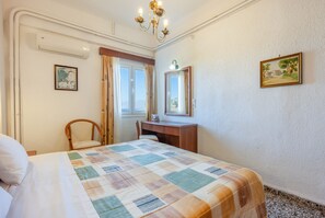 Tabla de planchar con plancha, wifi y ropa de cama 