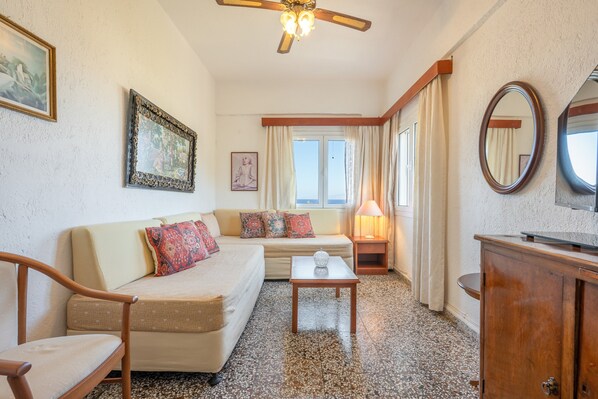 TV - Villa Amalia 1 Stunning Mirabello Gulf Views (Agios Nikolaos)