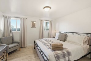 6 bedrooms, desk, iron/ironing board, travel cot - Grove Collective | 2 Kitchens | Firepit + Yard (Pleasant Grove)