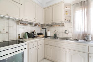 Coffee/tea maker, fridge, microwave, oven
