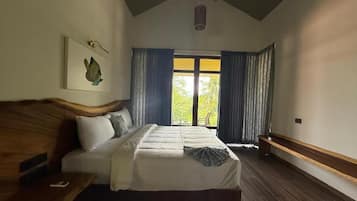 Villa, 4 habitaciones, balcón, vistas a la piscina | Escritorio, espacio para trabajar con un portátil, wifi gratis