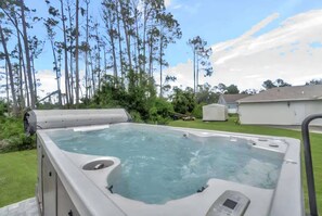 Outdoor spa tub - Comfortable & Relaxing Home~-Hot Tub~Sleeps 12 (North Port)