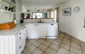 Wasserkocher mit Kaffee-/Teezubehör, Kühlschrank, Mikrowelle, Ofen