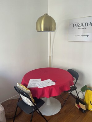 Dining - Charming and typical parisian flat - 4 persons - direct bus to Eiffel tower (Paris)