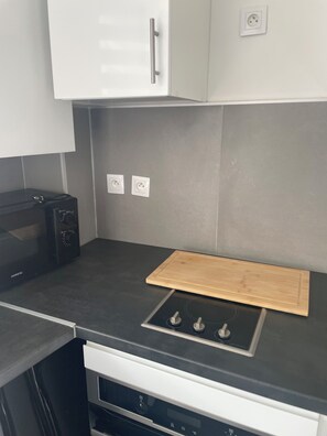 Coffee/tea maker, fridge, microwave, oven - Charming and typical parisian flat - 4 persons - direct bus to Eiffel tower (Paris)