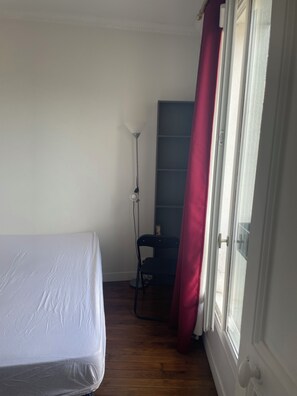 1 bedroom, iron/ironing board, free WiFi, bed sheets - Charming and typical parisian flat - 4 persons - direct bus to Eiffel tower (Paris)