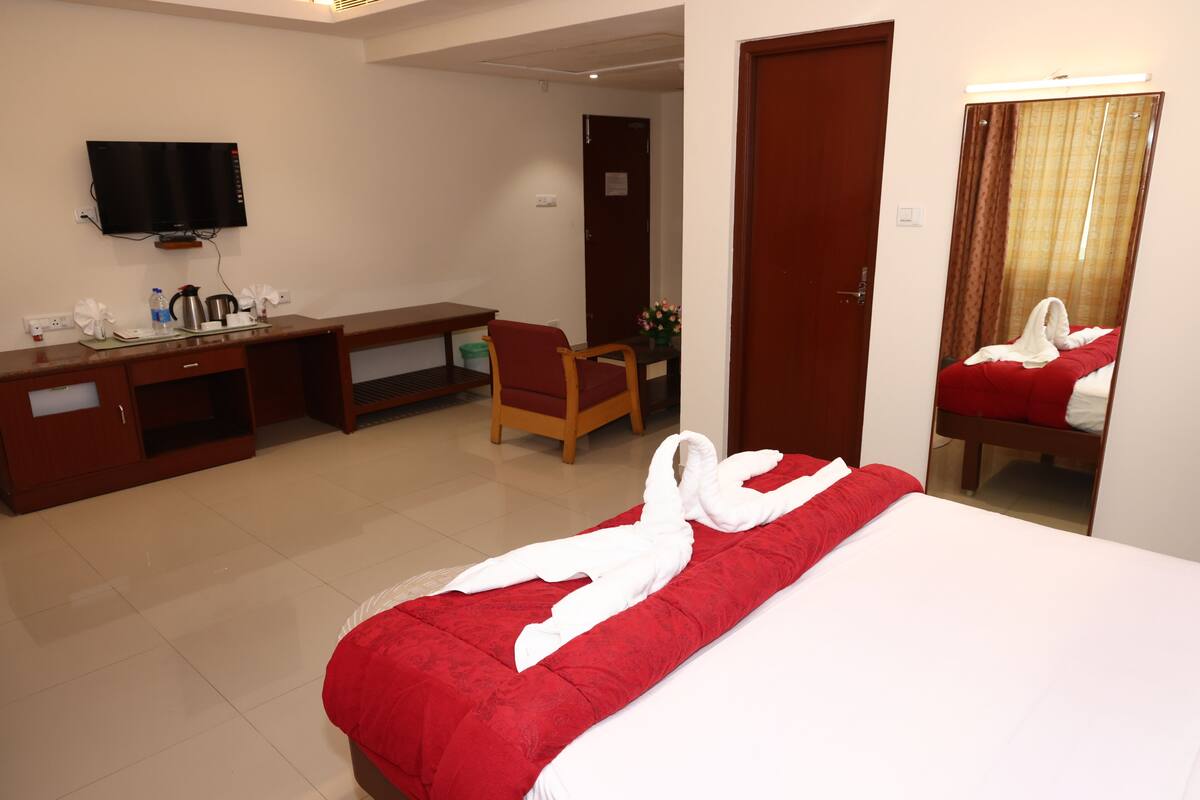 Suite ejecutiva, vista a la ciudad | Escritorio, espacio para trabajar con laptop y wifi gratis
