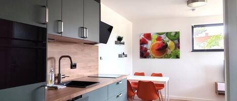 Fridge, oven, stovetop, dishwasher