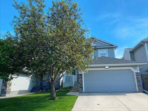Exterior - Bright 2-Story 3BR Home w/ Backyard Fire Pit Stay! Close to the Rocky Mountains (Airdrie)