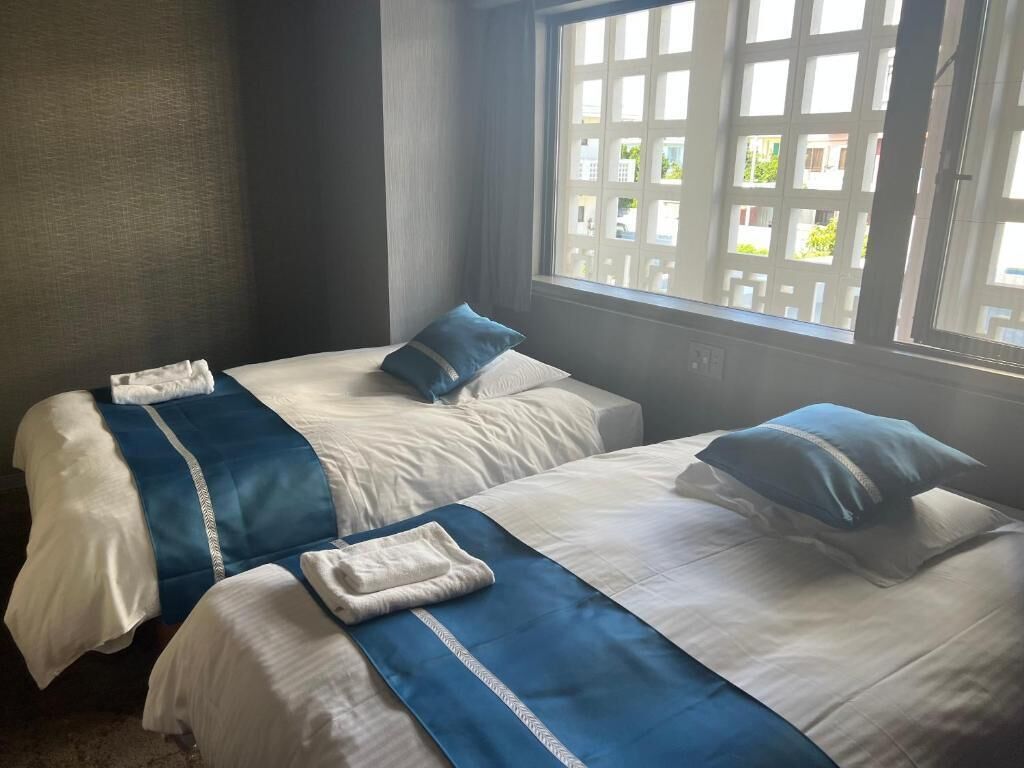 Habitación superior con 2 camas individuales | Escritorio, espacio para trabajar con laptop y wifi gratis 
