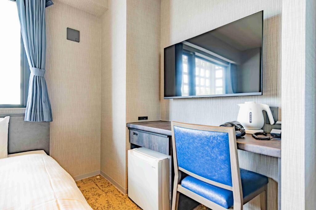 Escritorio, espacio para trabajar con laptop y wifi gratis 