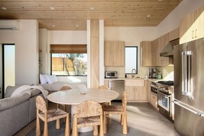 Coffee/tea maker, fridge, microwave, oven - The Beachhouse in the Desert (Yucca Valley)