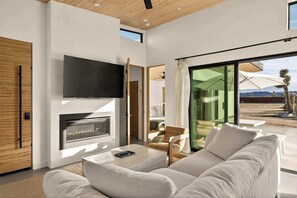 TV, fireplace, stereo, offices - The Sandhouse in the Desert (Yucca Valley)