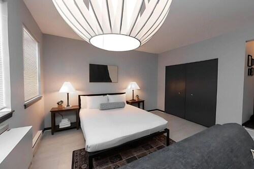 Cozy Studio Apartment Near Transit, Shops & Eats